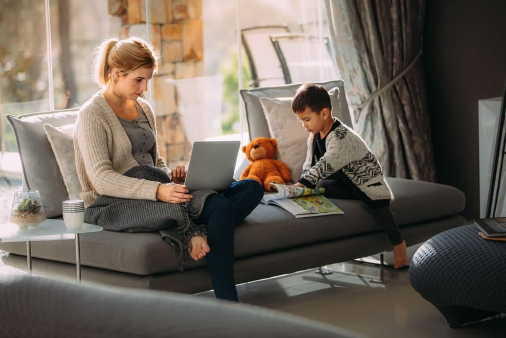 Femme et son fils Salon - Cafe virtuel