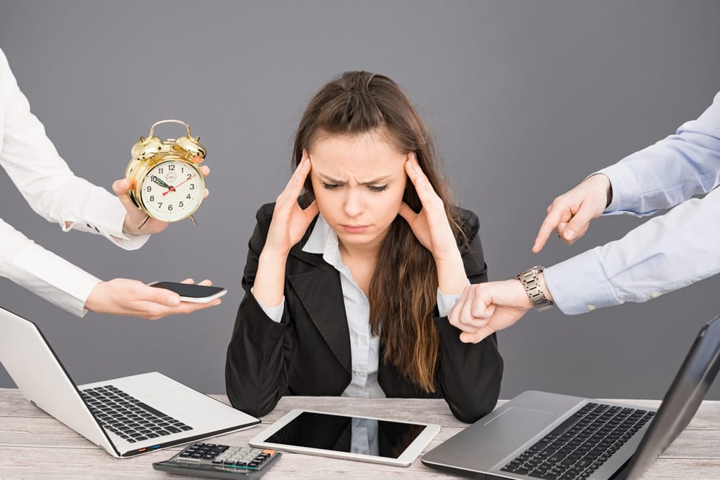 Femme au travail débordée