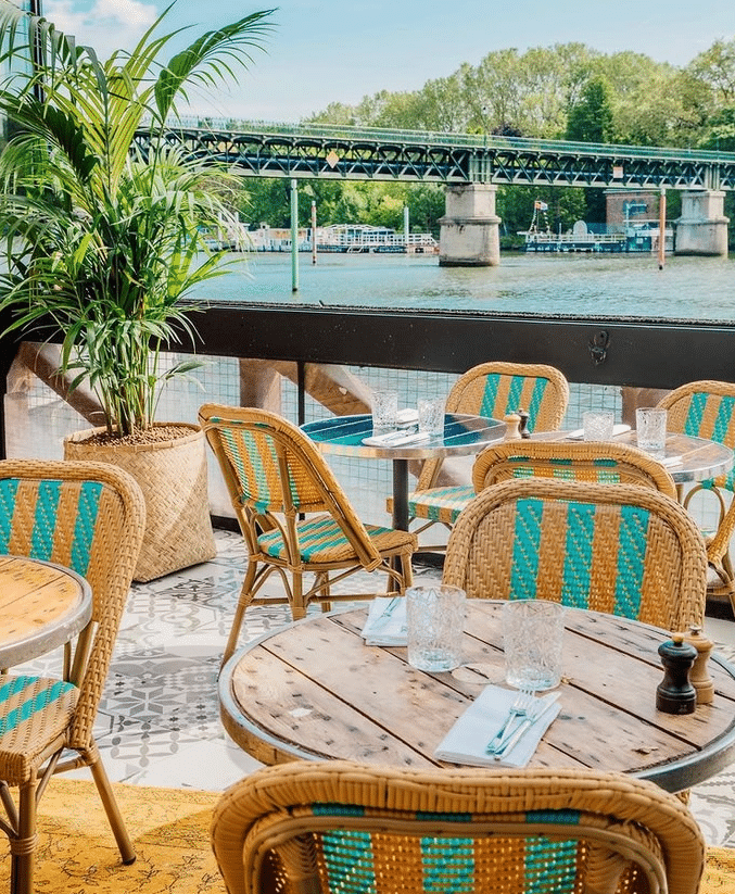 Restaurant au bord de l'eau .- Paris Ouest
